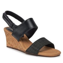 Sandały Clarks. Czarne klapki damskie Clarks, bez wzorów, bez obcasa, na koturnie, bez zapięcia. Za 349.99 zł.