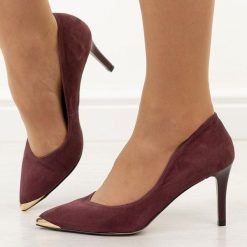 Śliwka zamsz skórzane Polskie szpilki damskie Prestige 2241. Fioletowe szpilki damskie Prestige, bez wzorów, ze skóry, bez obcasa, bez zapięcia. Za 419.00 zł.