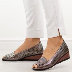 Pewter czółenka damskie z odkrytym palcem Potocki 12402. Szare czółenka damskie POTOCKI, bez wzorów, ze skóry, eleganckie, z otwartym noskiem, bez obcasa, na koturnie, bez zapięcia. Za 159.00 zł.