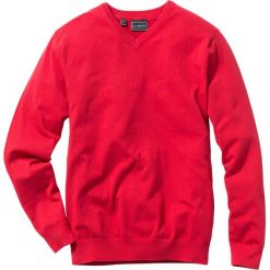 Sweter z dekoltem w serek Regular Fit bonprix czerwony. Swetry przez głowę męskie marki bonprix. Za 74.99 zł.