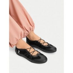 Baleriny Juicy Couture. Czarne baleriny damskie Juicy Couture, bez wzorów, bez obcasa. Za 179.99 zł.