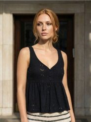 Ażurowa bluzka na ramiączkach - czarny. Czarne bluzki damskie Sinsay, l, w ażurowe wzory, bez kołnierzyka, bez ramiączek. Za 25.99 zł.