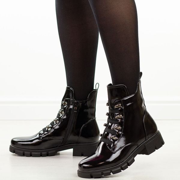 Czarne lakierowane trapery damskie M.Daszyński 23123-10. Czarne śniegowce i trapery damskie M.Daszyński, z lakierowanej skóry. Za 219.00 zł.