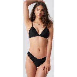 NA-KD Lingerie Stringi z koronkowym wykończeniem - Black. Stringi damskie marki NA-KD Lingerie. Za 60.95 zł.