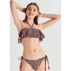 Dwuczęściowy strój kąpielowy z falbanką - Czarny. Bikini damskie Sinsay. W wyprzedaży za 39.99 zł.
