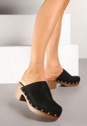 Czarne Klapki Drewniaki Typu Mule na Słupku Zdobione Nitami Hlerra. Czarne klapki damskie Renee, z aplikacjami, z jeansu, eleganckie, bez obcasa, na obcasie. Za 74.99 zł.