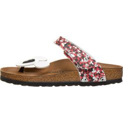 Japonki "Tofino Mickey" w kolorze biało-czerwonym. Białe klapki damskie Birkis & Papillio, bez wzorów, bez obcasa. W wyprzedaży za 175.95 zł.