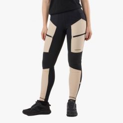 Spodnie outdoor Wędrówki Damska Swedemount Trondheim Trekking Tights wodoodporne. Białe spodnie sportowe damskie SWEDEMOUNT, bez wzorów, z tkaniny, outdoorowe. W wyprzedaży za 297.00 zł.
