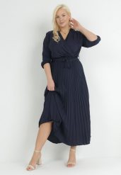 Granatowa Plisowana Sukienka Maxi z Kopertowym Dekoltem i Wiązaniem w Talii Lariah. Niebieskie sukienki damskie Born2be, na wesele, l, bez wzorów, bez kołnierzyka, plus size, bez ramiączek, maxi, kopertowe. Za 79.99 zł.