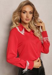 Czerwona Koszula z Długim Rękawem Ozdobiona Wiszącymi Perełkami Fadura. Czerwone bluzki damskie Renee, na jesień, m, bez wzorów, eleganckie, bez kołnierzyka, bez ramiączek. Za 79.99 zł.