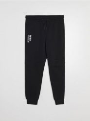 Spodnie dresowe tapered fit NASA - czarny. Czarne spodnie sportowe męskie Sinsay, l, bez wzorów, z dresówki. Za 59.99 zł.
