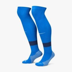 Skarpety piłkarskie Nike Strike Crew. Niebieskie skarpety męskie Nike, bez wzorów, z materiału. Za 102.00 zł.