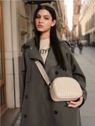 Torebka pikowana - kremowy. Białe torebki do ręki damskie Sinsay, bez wzorów, ze skóry, wizytowe, pikowane, bez dodatków. Za 39.99 zł.