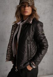 Czarna Pikowana Kurtka Dwustronna z Motywem Panterki i Naszywką Damike. Czarne kurtki damskie Renee, na wiosnę, l, z aplikacjami, bez kaptura. Za 139.99 zł.