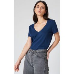 NA-KD Basic T-shirt z dekoltem V - Blue. T-shirty damskie marki NA-KD Basic. W wyprzedaży za 21.18 zł.