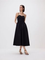 Bawełniana sukienka midi - czarny. Czarne sukienki damskie Reserved, l, bez wzorów, z bawełny, bez kołnierzyka, bez ramiączek, midi, rozkloszowane. Za 179.99 zł.