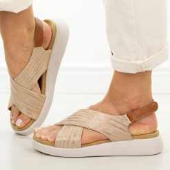 Beżowe sandały damskie Sergio Leone Sk156. Brązowe sandały damskie Sergio Leone, bez wzorów, z jeansu, bez obcasa, na płaskiej podeszwie, bez zapięcia. Za 169.00 zł.