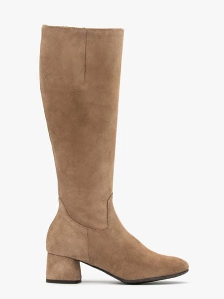 Welurowe kozaki damskie na niskim klocku. Brązowe kozaki damskie Ryłko, z gumy, z okrągłym noskiem, bez obcasa, na obcasie. W wyprzedaży za 449.99 zł.