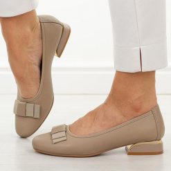 Beżowe skórzane czółenka damskie na obcasie M.Daszyński Ol37-2. Brązowe czółenka damskie M.Daszyński, z aplikacjami, z jeansu, biznesowe, z okrągłym noskiem, bez obcasa, na obcasie, bez zapięcia. W wyprzedaży za 197.10 zł.