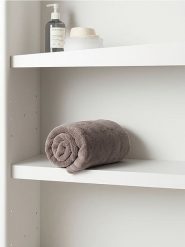 Gładki koc - beżowy. Brązowe kocyki dla dzieci Sinsay. W wyprzedaży za 19.99 zł.