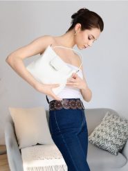 Torebka tote - biały. Białe torebki do ręki damskie Sinsay, bez wzorów, bez dodatków. W wyprzedaży za 29.99 zł.