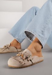 Ciemnobeżowe Klapki na Platformie Ozdobione Koralikami Klamrami i Frędzlami Leurecea. Brązowe klapki damskie Renee, bez wzorów, z jeansu, eleganckie, bez obcasa, na platformie. Za 109.99 zł.