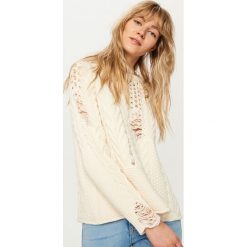 Sweter z efektem damage - Kremowy. Białe swetry damskie marki Reserved, l. W wyprzedaży za 79.99 zł.