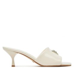 Klapki Guess. Klapki damskie Guess, z aplikacjami, bez obcasa. Za 399.99 zł.