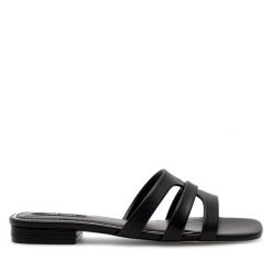 Klapki Nine West. Czarne klapki damskie Nine West, bez wzorów, bez obcasa. Za 107.99 zł.