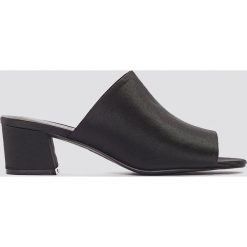 NA-KD Shoes Satynowe klapki na niskim obcasie - Black. Czarne klapki damskie NA-KD Shoes, z satyny. W wyprzedaży za 46.19 zł.