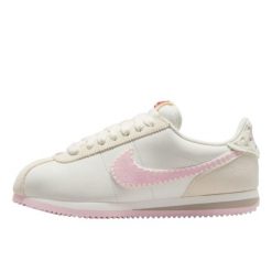 Buty do chodzenia dla dorosłych Nike Cortez Valentine's Day (2025). Czerwone obuwie sportowe damskie Nike, bez wzorów, ze skóry, trekkingowe, Nike Cortez. Za 988.48 zł.