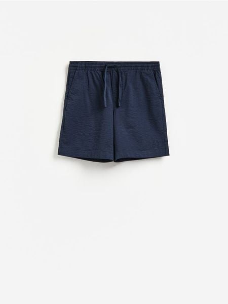 Strukturalne szorty regular fit - granatowy. Niebieskie szorty męskie Reserved, l, bez wzorów, z bawełny. W wyprzedaży za 65.99 zł.