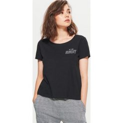 Koszulka z nadrukiem - Czarny. Czarne t-shirty damskie Cropp, z nadrukiem. Za 19.99 zł.