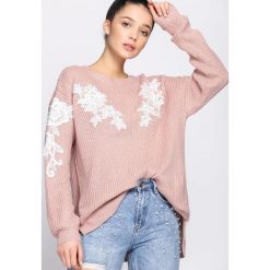 Różowy Sweter Gracefulness. Czerwone swetry damskie Born2be, uniwersalny, z aplikacjami, bez kołnierzyka, bez ramiączek, bez kaptura. Za 79.99 zł.