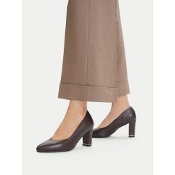 Czółenka Lasocki. Brązowe czółenka damskie Lasocki, bez wzorów, bez obcasa, bez zapięcia. Za 249.99 zł.