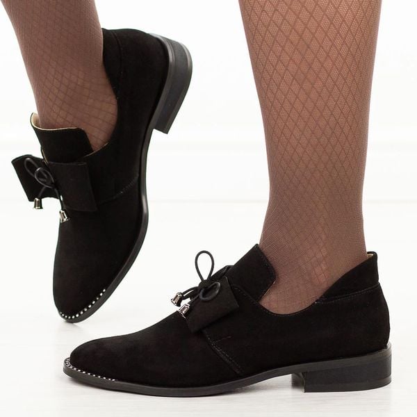 Czarne zamszowe skórzane Polskie półbuty damskie Deoni D055. Czarne półbuty damskie Deoni, na jesień, bez wzorów, z jeansu, biznesowe, bez obcasa, na płaskiej podeszwie, bez zapięcia. Za 469.00 zł.