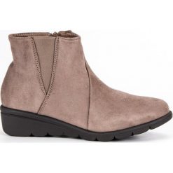 Kylie brązowe Zamszowe Botki. Brązowe botki damskie KYLIE, z zamszu, eleganckie, bez obcasa, bez zapięcia. W wyprzedaży za 129.00 zł.