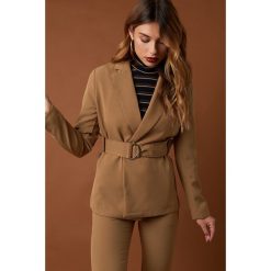 NA-KD Classic Marynarka z paskiem - Brown. Żakiety damskie marki NA-KD Classic. Za 202.95 zł.