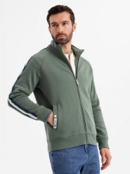 Męska bluza dresowa z wysokim kołnierzem i lampasami oliwkowa V2 OM-SSZP-0219 S. Zielone bluzy męskie Ombre, m, bez wzorów, z dresówki, bez kaptura. Za 363.08 zł.