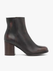 Brązowe botki ze skóry licowej. Brązowe botki damskie Ryłko, ze skóry, eleganckie, przed kolano, bez obcasa, na obcasie, bez zapięcia. Za 529.99 zł.