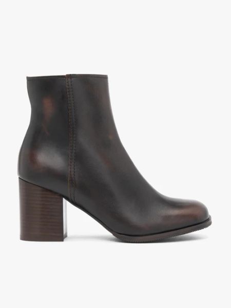 Brązowe botki ze skóry licowej. Brązowe botki damskie Ryłko, ze skóry, eleganckie, przed kolano, bez obcasa, na obcasie, bez zapięcia. Za 529.99 zł.
