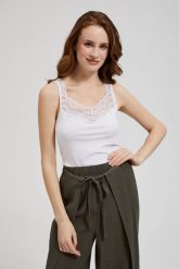 Top z koronkowym dekoltem biały. Białe t-shirty damskie MOODO, s, bez wzorów, z koronki, bez kołnierzyka. W wyprzedaży za 24.99 zł.