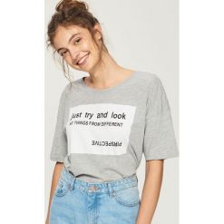 T-shirt z hasłem - Jasny szar. T-shirty damskie marki Sinsay. Za 9.99 zł.