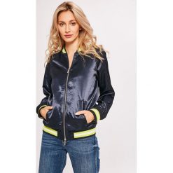 Armani Exchange - Kurtka bomber. Szare kurtki damskie Armani Exchange, z aplikacjami, z elastanu. W wyprzedaży za 699.90 zł.