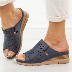 Granatowe klapki damskie na koturnie Vinceza 85214. Niebieskie klapki damskie VINCEZA, bez wzorów, z jeansu, casualowe, bez obcasa, na koturnie. Za 139.00 zł.