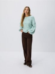 Sweter z ozdobnymi aplikacjami - jasnoturkusowy. Niebieskie swetry damskie Reserved, l, z aplikacjami, z dzianiny, bez kołnierzyka, bez ramiączek, bez kaptura. Za 139.99 zł.