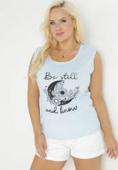Jasnoniebieski Tank Top z Nadrukiem i Okrągłym Dekoltem Irinka. Niebieskie bluzki damskie Born2be, xl, bez wzorów, bez kołnierzyka, bez ramiączek. Za 34.99 zł.