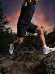 Koszulka sportowa na ramiączkach - czarny. Czarne koszulki sportowe męskie Sinsay, l, bez wzorów, bez kołnierzyka, bez ramiączek. Za 25.99 zł.