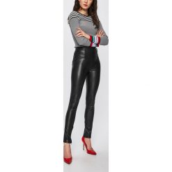 Guess Jeans - Legginsy. Jeansy damskie marki Guess Jeans. W wyprzedaży za 299.90 zł.