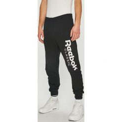 Reebok Classic - Spodnie. Spodnie materiałowe męskie marki Reebok Classic. W wyprzedaży za 199.90 zł.